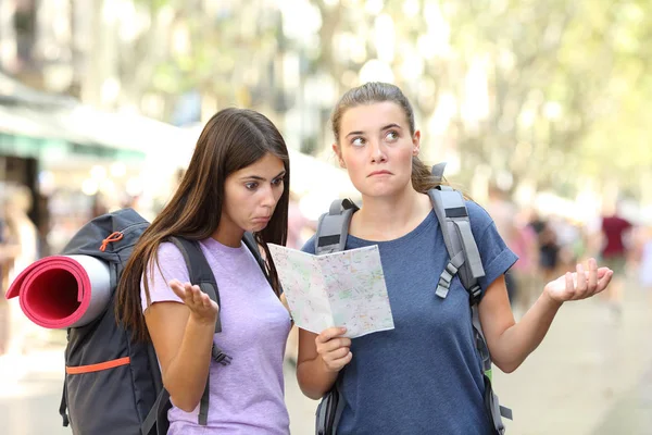 Two Lost Backpackers Trying Find Location Consulting Paper Guide Street — Stock Photo, Image