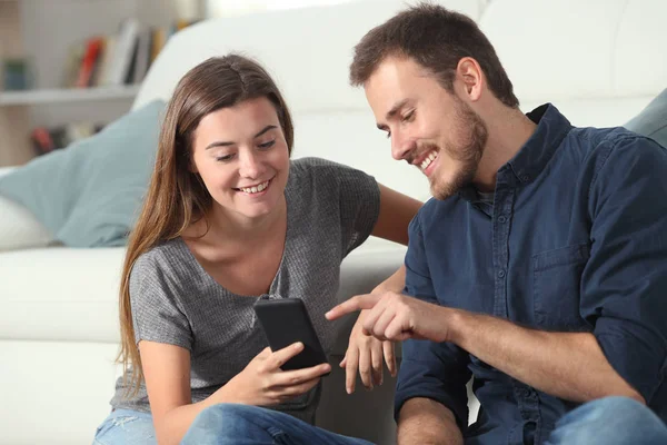 Happy Couple Vérifier Les Applications Téléphone Intelligent Assis Sur Canapé — Photo