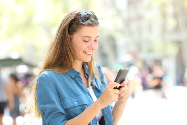 Happy Teen Messaging Smart Phone Standing Street — Stock Photo, Image