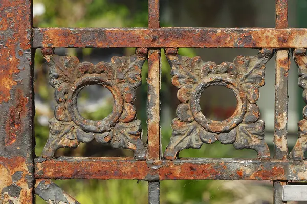 旧的锈迹斑斑的铁制花园围栏 — 图库照片