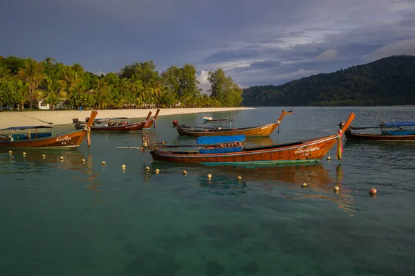 Vzdušný Výhled Čluny Moři Blízko Krásného Tropického Ostrova Koh Lipe — Stock fotografie