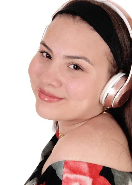 Szczęśliwa Młoda Nastolatka Słucha Muzyki Słuchawki Uśmiecha Się Studiu Odizolowany — Zdjęcie stockowe
