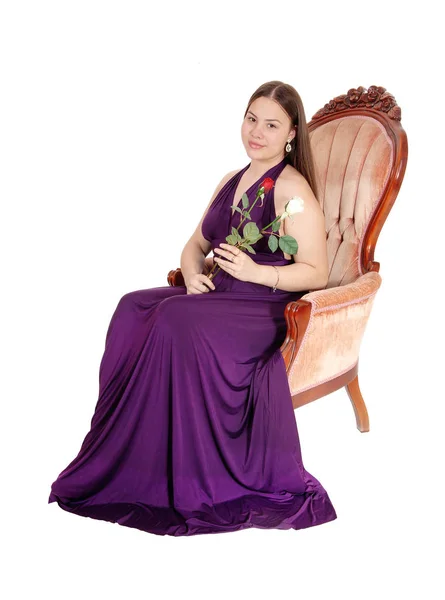 Ładna Młoda Nastolatka Burgundowej Sukience Siedząca Starym Fotelu Dwiema Różami — Zdjęcie stockowe