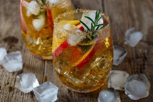 Appeldrank Een Stomend Glas Met Plakjes Appels Rozemarijn Een Houten — Stockfoto