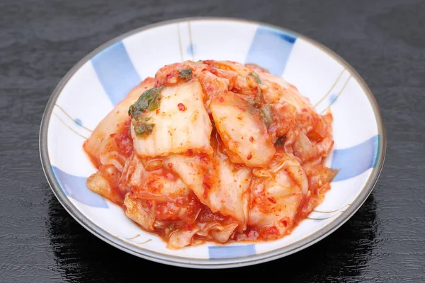 Kimchi Koreanisches Essen Nahaufnahme Auf Schwarzem Hintergrund — Stockfoto
