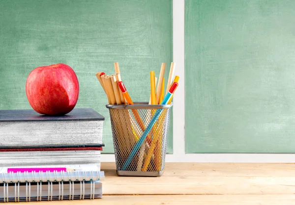 Montón Libros Con Manzana Lápices Contenedor Cesta Sobre Mesa Madera — Foto de Stock