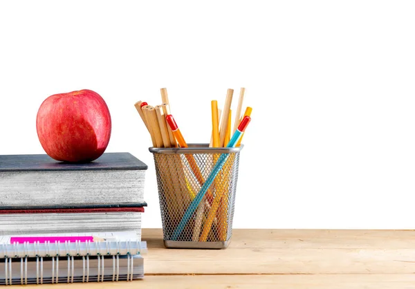 Stapel Von Büchern Mit Äpfeln Und Bleistiften Korbbehältern Auf Einem — Stockfoto