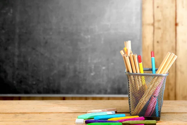 Bleistifte Korbbehälter Und Bunte Buntstifte Auf Dem Holztisch Mit Tafel — Stockfoto