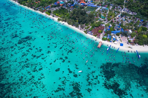晴れた夏の日の間に透明なラグーン海水と美しい熱帯コリペ島の空中ドローンビュー — ストック写真