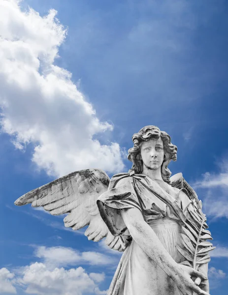 Staty Ängel Med Olivkvistar Med Himmel Och Moln Bakgrunden — Stockfoto