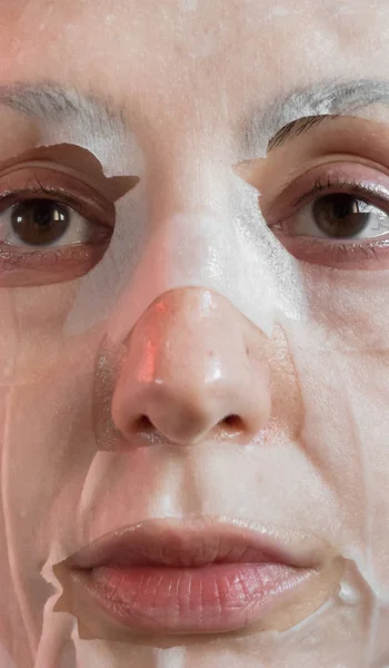 Retrato Mulher Com Uma Máscara Facial Branca Beleza Juventude Cuidados — Fotografia de Stock