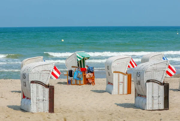 Cajas Playa Con Los Vacacionistas Playa Día Soleado — Foto de Stock