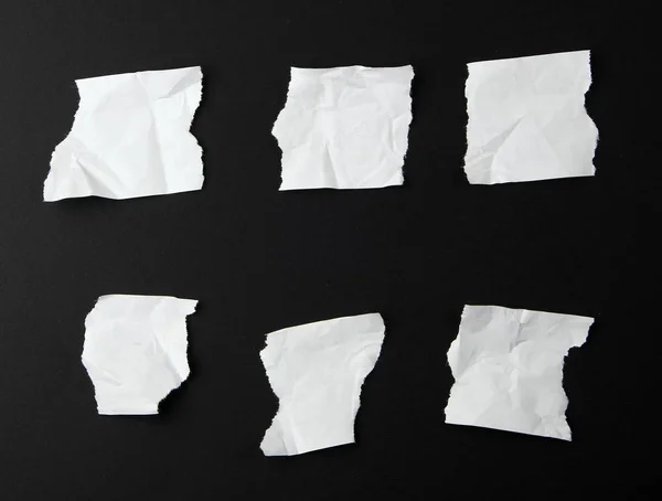 Zmačkané Prázdné Roztrhané Kusy Bílého Papíru Černém Pozadí Zavření — Stock fotografie
