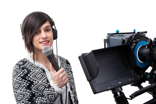 Dość Młoda Kobieta Dziennikarz Prezentacji Sprawozdanie Telewizji Studio Białym Tle — Zdjęcie stockowe