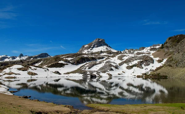 Odraz Horského Jezera Francouzských Pyrenejích — Stock fotografie