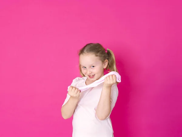 Hermosa Niña Años Está Jugando Con Limo Amarillo Frente Fondo — Foto de Stock