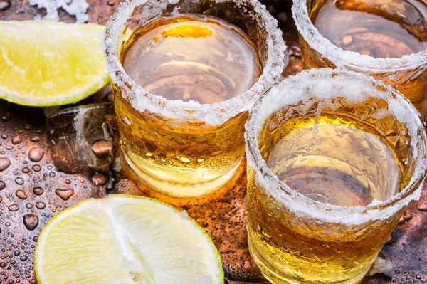 Alkoholtartalmú Italok Rusztikus Háttéren Arany Tequila Sóval Lime Mal — Stock Fotó