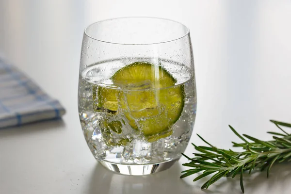 Agua Con Cal Vaso Con Hielo Una Ramita Romero Contraluz —  Fotos de Stock