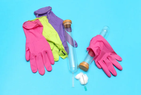 带针头和彩色橡胶医用手套的玻璃管 — 图库照片