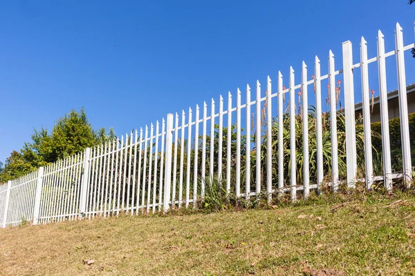 Zaun Stahl Weiße Grenzstruktur Nahaufnahme Auf Grundstücksgrenze — Stockfoto