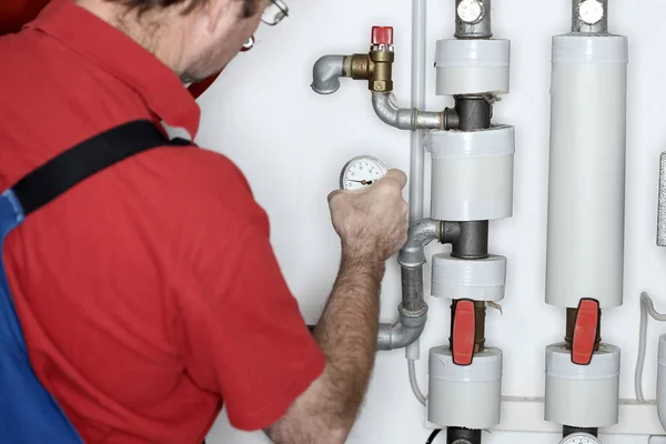 Canalizador Está Trabalhando Uma Sala Aquecimento — Fotografia de Stock