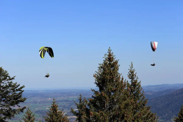 Twee Paraglider Vliegen Blauwe Lucht — Stockfoto