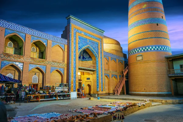 ウズベキスタンのヒヴァ市の城壁に囲まれたイッチャン カラの歴史的建造物 ユネスコの世界遺産 — ストック写真