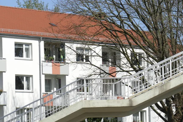 Gångbro Bostadshus Träd Gata Vahr Bremen — Stockfoto