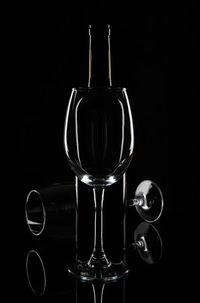 Weinflasche Mit Weingläsern Isoliert Auf Schwarzem Hintergrund — Stockfoto