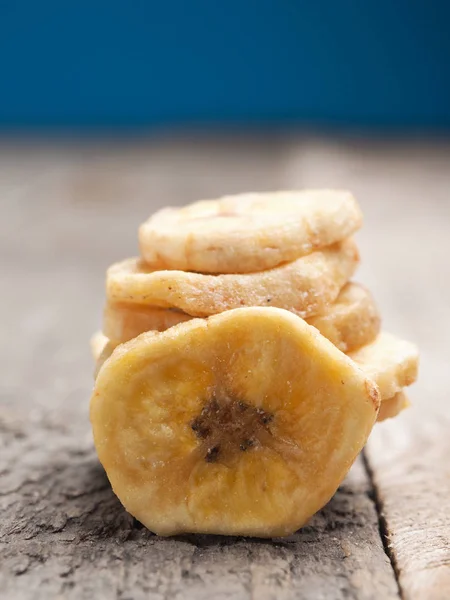Упакованные Органические Банановые Чипсы Деревянном Столе Концепция Здорового Питания — стоковое фото