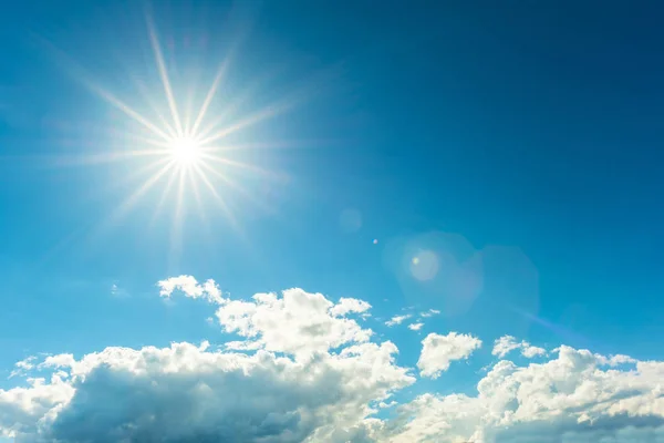 Καλοκαιρινό Φόντο Υπέροχο Γαλάζιο Ουρανό Λαμπερό Ήλιο — Φωτογραφία Αρχείου