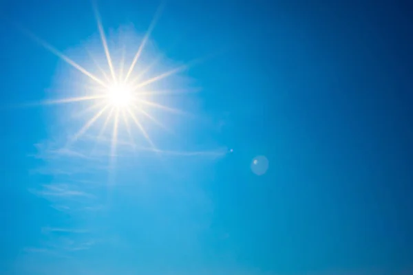 Καλοκαιρινό Φόντο Υπέροχο Γαλάζιο Ουρανό Λαμπερό Ήλιο — Φωτογραφία Αρχείου