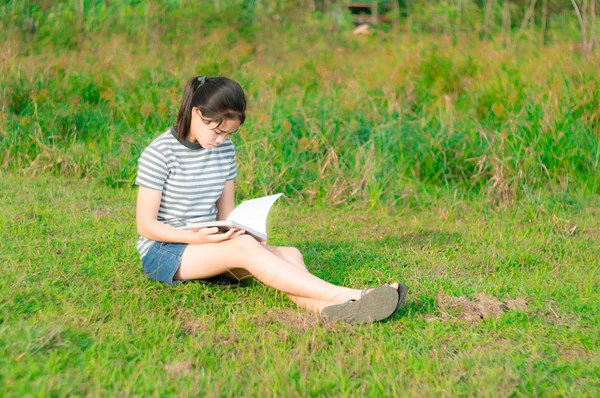 Edukacja Nauka Koncepcja Młoda Dziewczyna Czytanie Zielonej Łące Contryside Charakter — Zdjęcie stockowe