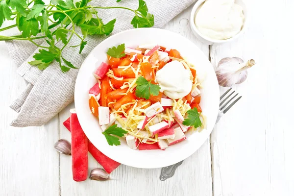 Salade Bâtonnets Crabe Fromage Ail Tomates Avec Mayonnaise Serviette Persil — Photo