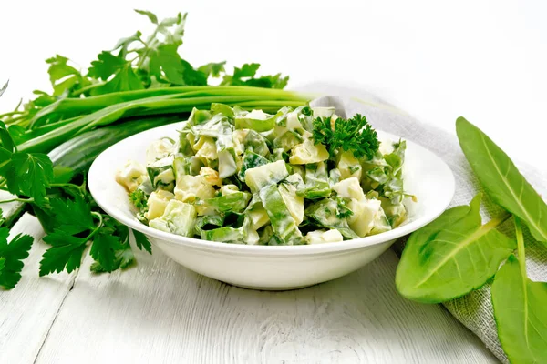 Salade Van Komkommer Zuring Gekookte Aardappelen Eieren Kruiden Gekleed Met — Stockfoto