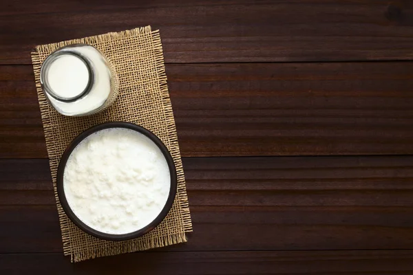 Granos Kéfir Leche Tazón Con Botella Leche Lateral Fotografiados Sobre —  Fotos de Stock