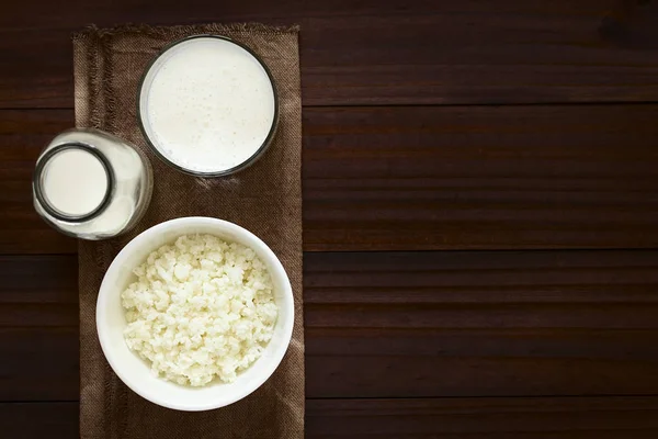 Granos Kéfir Tazón Bebida Fresca Kéfir Vaso Una Botella Leche —  Fotos de Stock