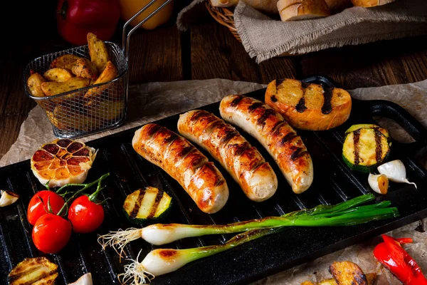 Délicieuse Saucisse Grillée Avec Divers Légumes Grillés — Photo