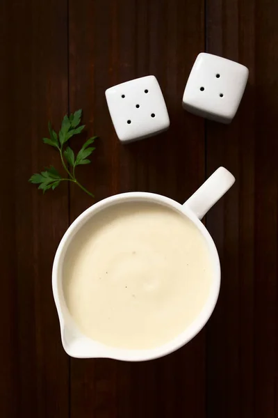 Homemade Francuski Beszamel Lub White Sauce Serwowane Sosie Łodzi Sfotografowane — Zdjęcie stockowe