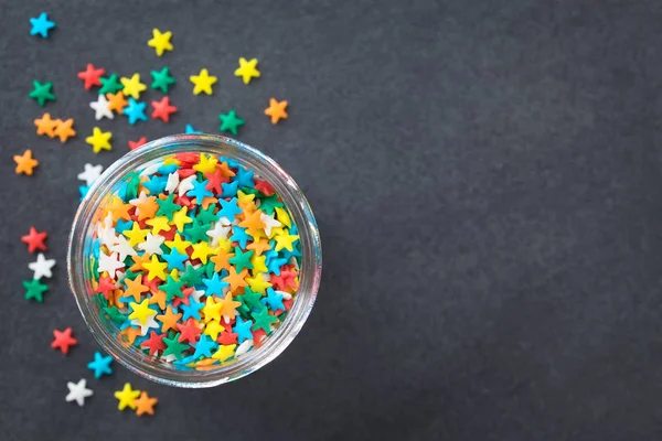 Renkli Yıldız Şekilli Şeker Cam Kavanozda Sprinkles Arduvaz Üzerinde Havai — Stok fotoğraf