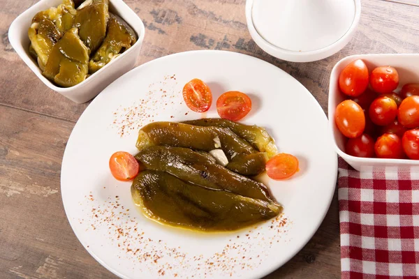 Une Assiette Poivrons Verts Marinés Huile Olive — Photo