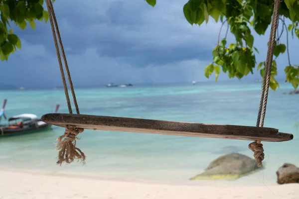 Columpio Cuelga Del Árbol Sobre Hermosa Vista Isla Tropical Con —  Fotos de Stock