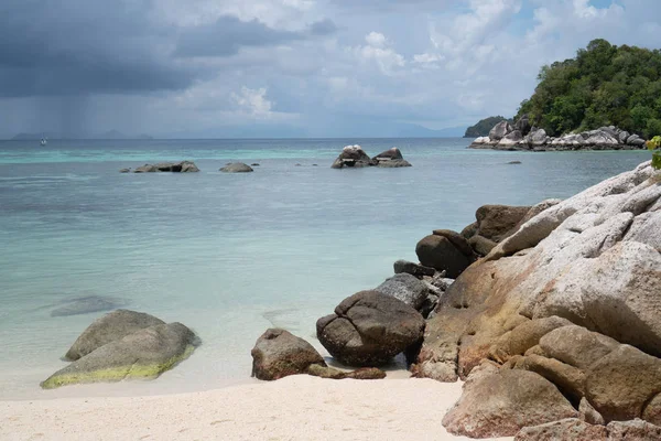 Sandstrand Mit Felsen Über Dem Meer Und Bewölktem Himmel Koh — Stockfoto