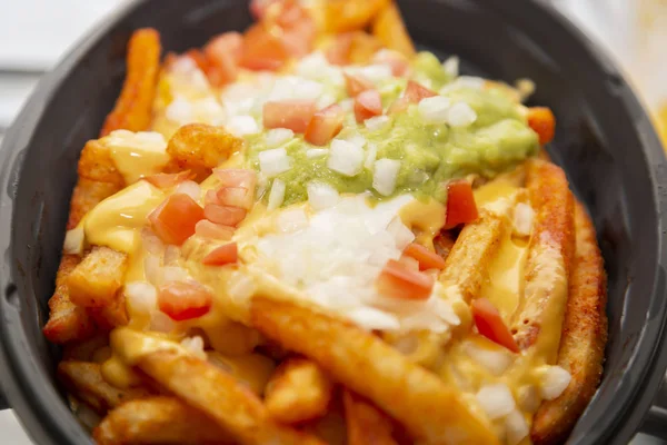 Käsige Cajun Pommes Einer Schüssel Mit Guacamole Tomaten Und Saurer — Stockfoto