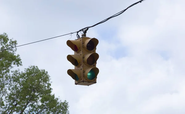 绿色交通信号灯 指示车辆继续通过该信号灯 — 图库照片