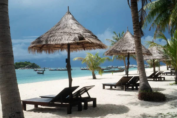 Amazing Tropical Beach Deckchairs Umbrella Palm Trees Lagoon Sea Boats — Stock Photo, Image