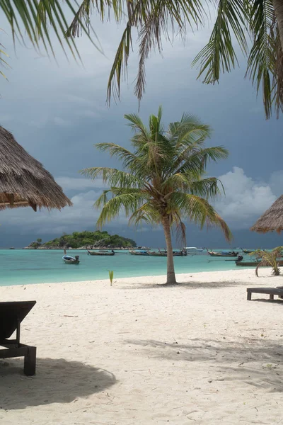 Şezlonglar Şemsiye Tekneler Ile Lagün Denizi Üzerinde Palmiye Ağaçları Ile — Stok fotoğraf