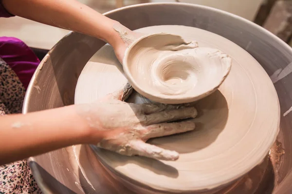 セラミック スタジオにてワーク ショップにて陶芸の粘土を整形の若手アーティストの手 — ストック写真