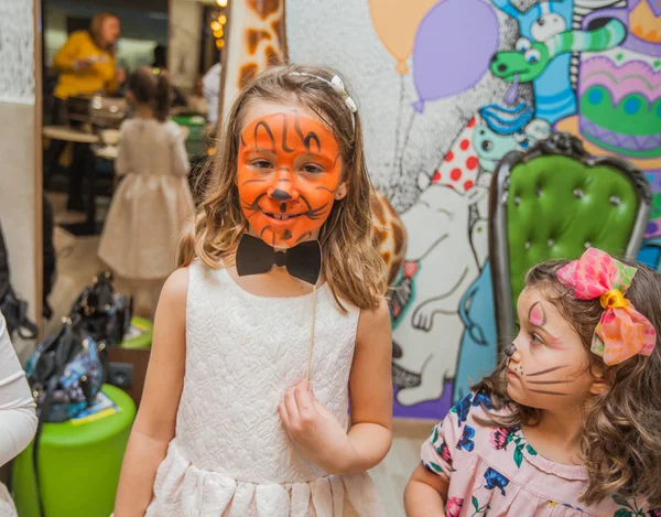 Portret Van Twee Kleine Meisjes Met Gezichtsbeschildering Verjaardagsfeestje — Stockfoto