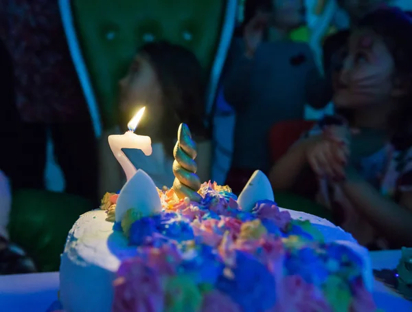 プレイルームでパーティーでキャンドルやデザートの装飾と誕生日ケーキの閉鎖 — ストック写真